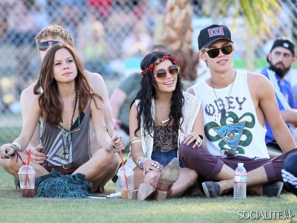 couples-coachella-lindsay-lohan-gerard-butler-04152012-14-580x435-8880358