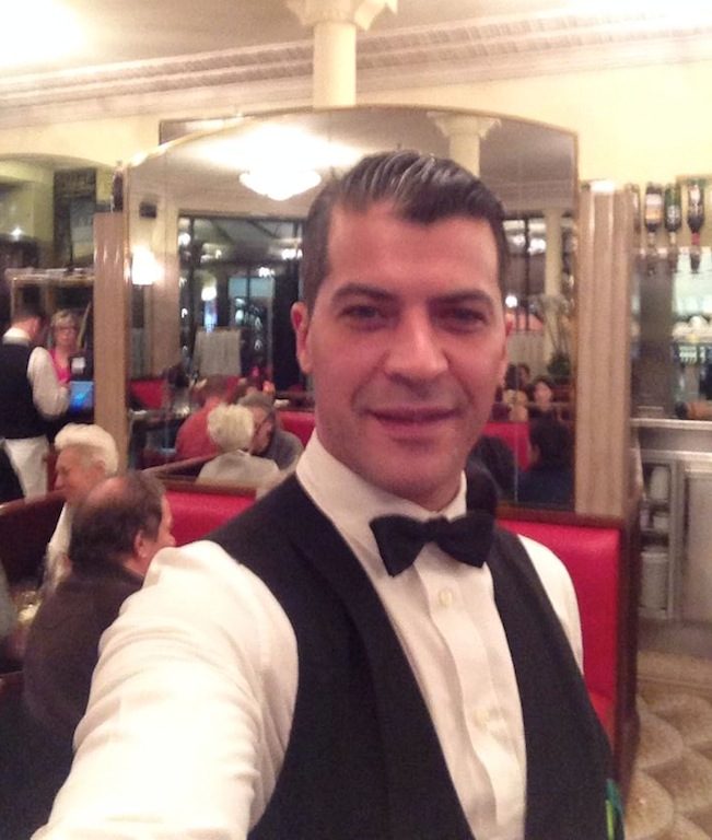 french-waiter-selfie-5242751