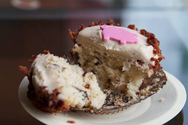 sprinkles-cupcake-3331023